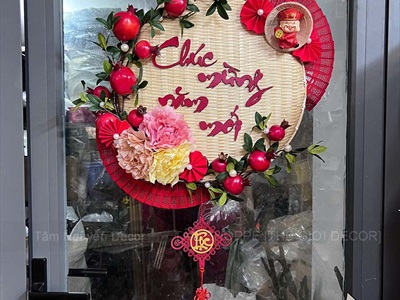 Vòng treo cửa Tết mẹt tre Chúc Mừng Năm Mới cành lựu quạt Đỏ [Vòng nhẹ] N50cm VTC-T-46